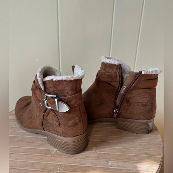 Women’s Insulated Boots - Picture 2 of 2
